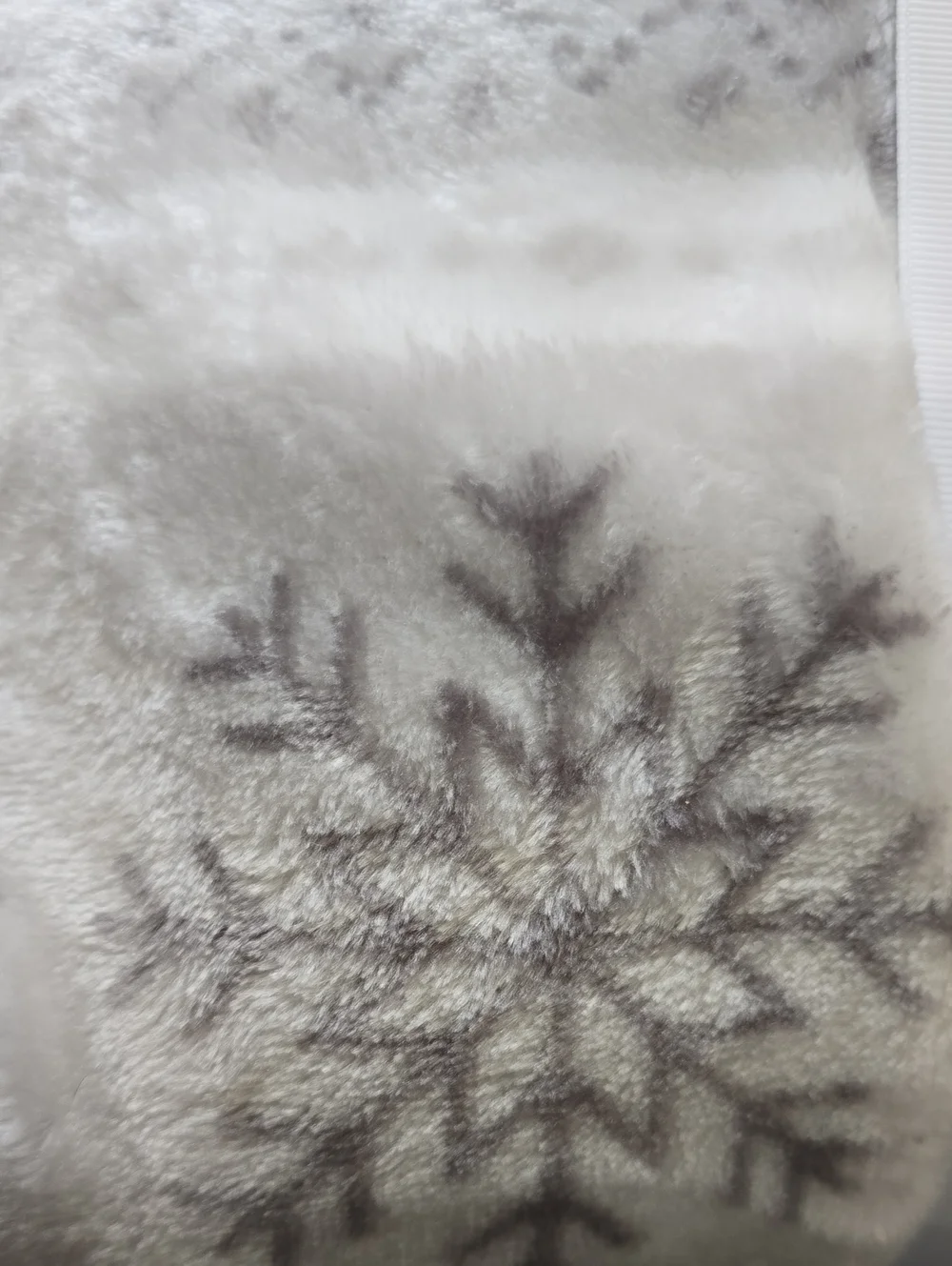 NORTH POLE XL VELVET PLUSH GRAY AND WHITE BLANKET